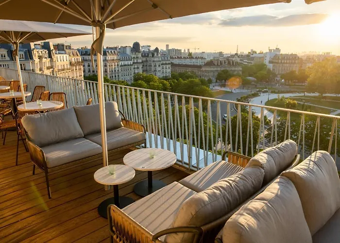 People - Paris NationHostal